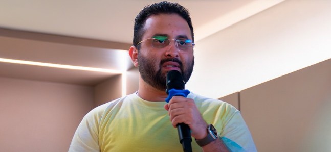 Dr. Junior Nascimento falando ao microfone em reunião com apoiadores
